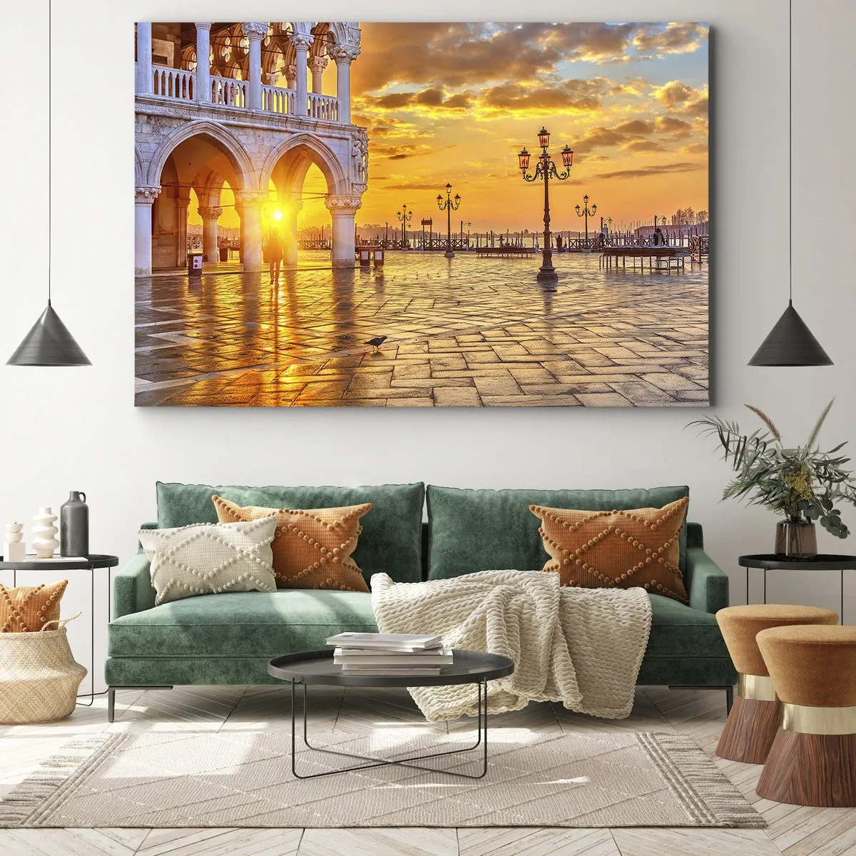 Canvastavla - Bild på duk - Gyllene solnedgång på stadens torg med arkader och lampor - 70x50cm - Var är alla? - Modern väggdekoration för vardagsrum och sovrum ARTTOR