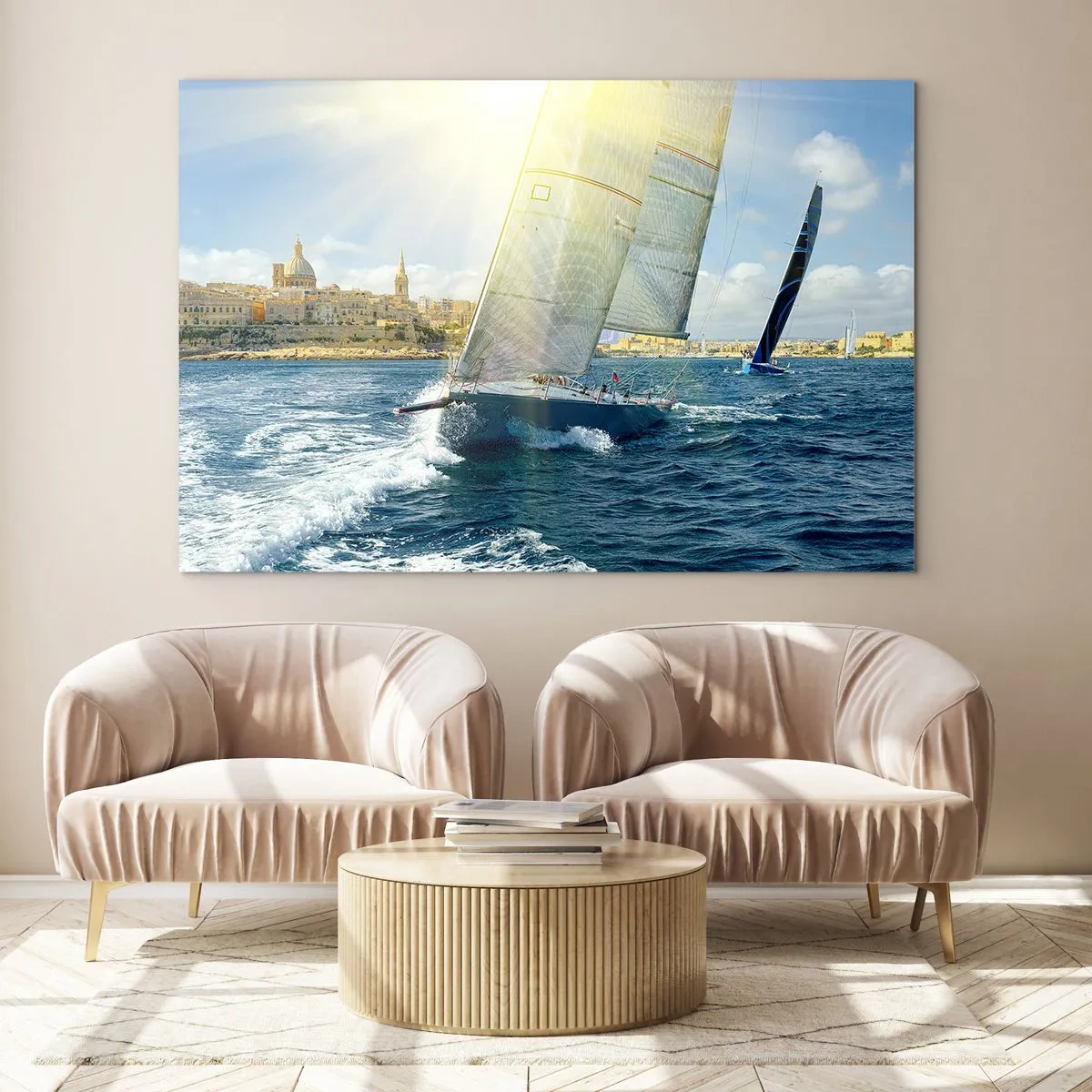 Glastavla - Bild på glas - En yacht som seglar mot bakgrund av en stad på en solig dag - 70x50cm - Dags att lämna staden - Modern väggdekoration för vardagsrum och sovrum ARTTOR