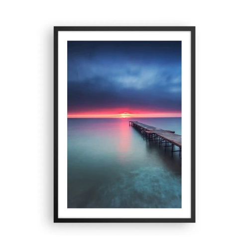 Affisch i svart ram - En brygga som sträcker sig ut i ett lugnt hav vid solnedgången - 50x70cm - Mellan himlen och jorden - Modern väggdekoration för vardagsrum och sovrum ARTTOR