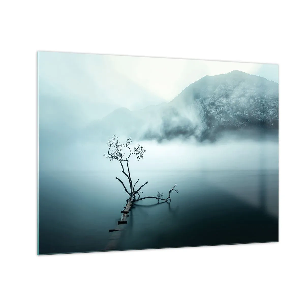 Glastavla - Bild på glas - Ett ensamt träd mot bakgrund av berg höljda i dimma över vattnet - 70x50cm - Ut ur vatten och dimma - Modern väggdekoration för vardagsrum och sovrum ARTTOR