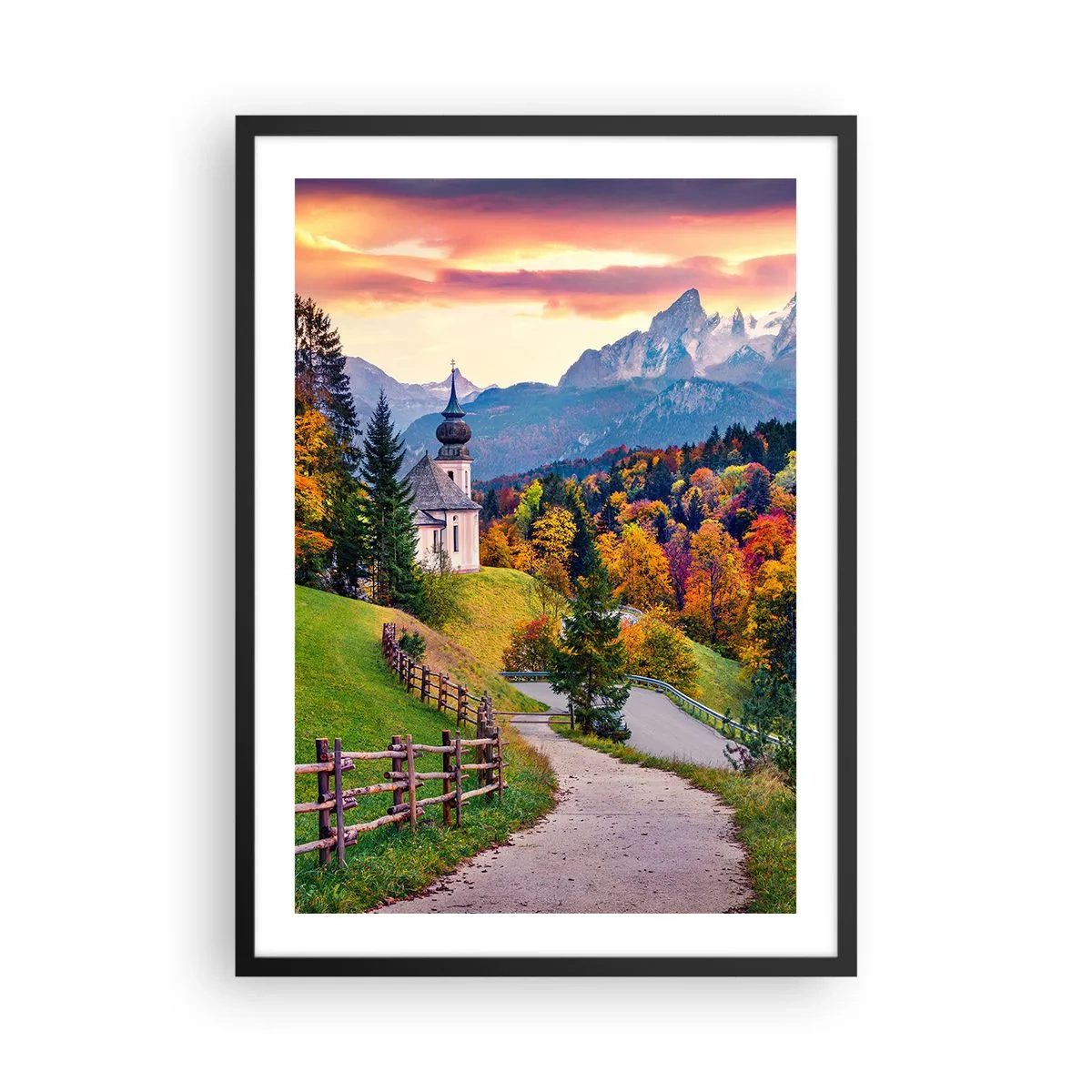 Affisch i svart ram - Bergskapell bland höstträd vid solnedgången - 50x70cm - Landskap som en målning - Modern väggdekoration för vardagsrum och sovrum ARTTOR