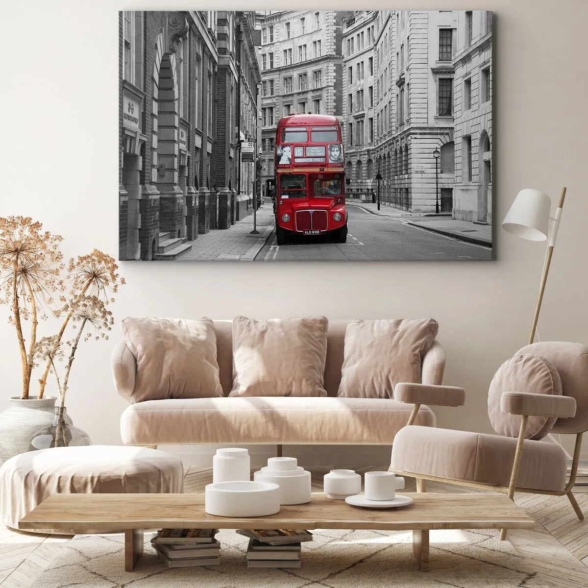 Canvastavla - Bild på duk - En röd buss mot en bakgrund av svartvita stadsbyggnader. - 70x50cm - Vardagen behöver inte vara grå - Modern väggdekoration för vardagsrum och sovrum ARTTOR