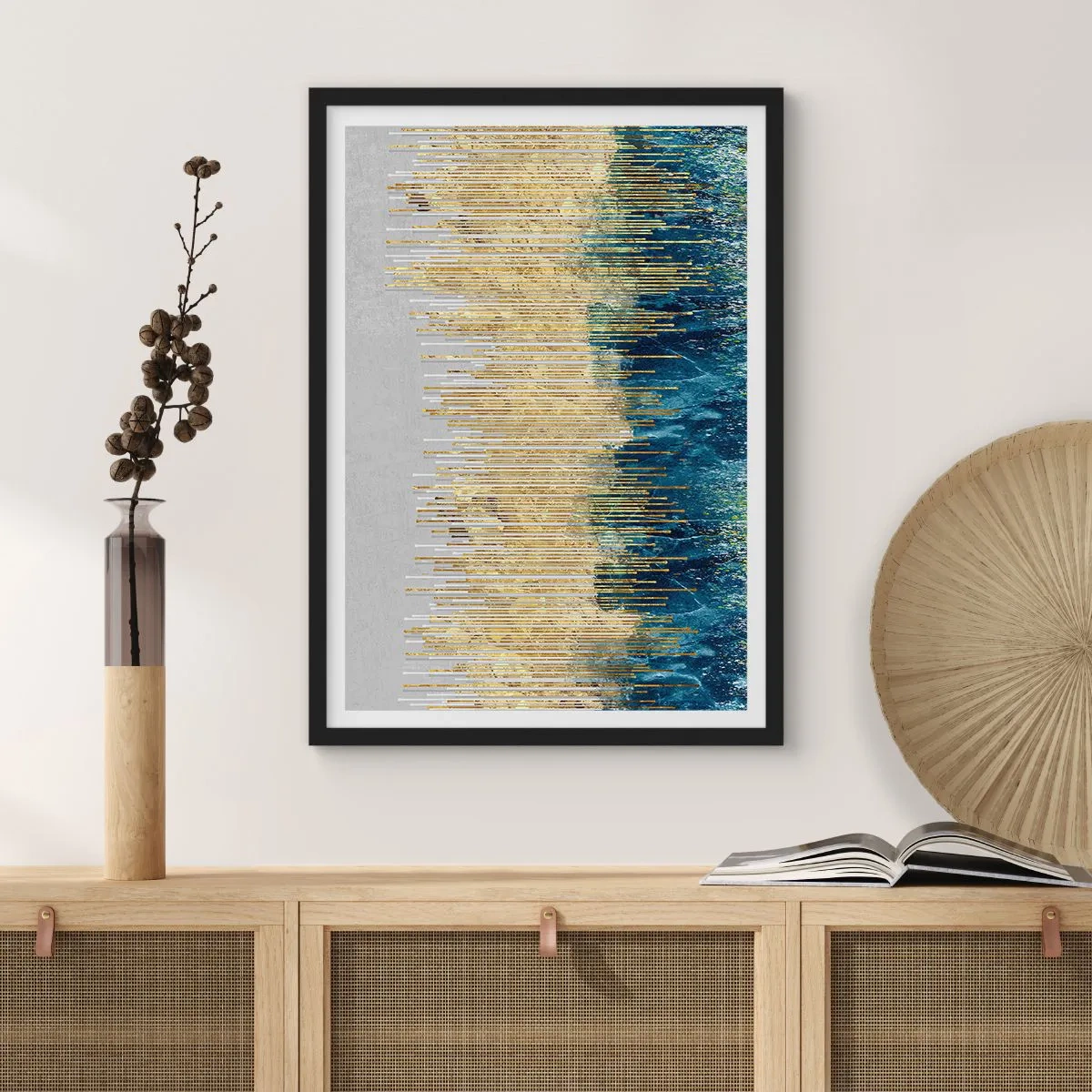 Affisch i svart ram - En abstrakt komposition inspirerad av en gyllene strand och havet. - 50x70cm - Förgylld gräns - Modern väggdekoration för vardagsrum och sovrum ARTTOR