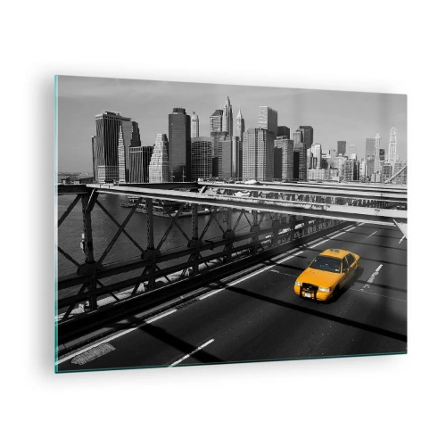 Glastavla - Bild på glas - En gul taxi på en bro med utsikt över Manhattan - 70x50cm - Storstadens färg - Modern väggdekoration för vardagsrum och sovrum ARTTOR