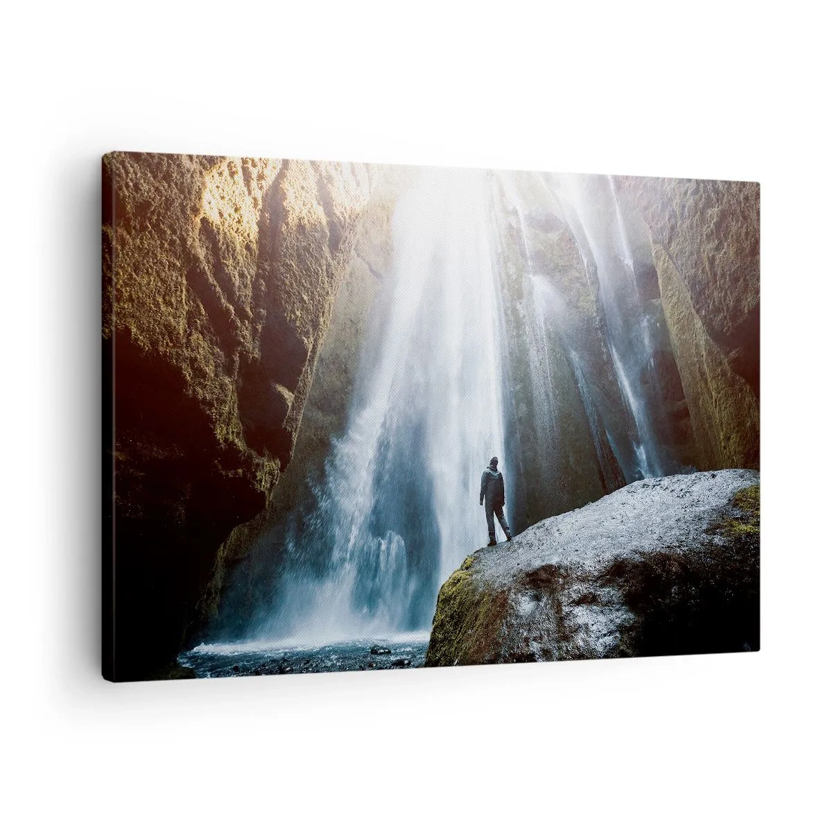 Canvastavla - Bild på duk - En figur mot bakgrund av ett majestätiskt vattenfall i en klippig klyfta - 70x50cm - Proportioner återställs - Modern väggdekoration för vardagsrum och sovrum ARTTOR