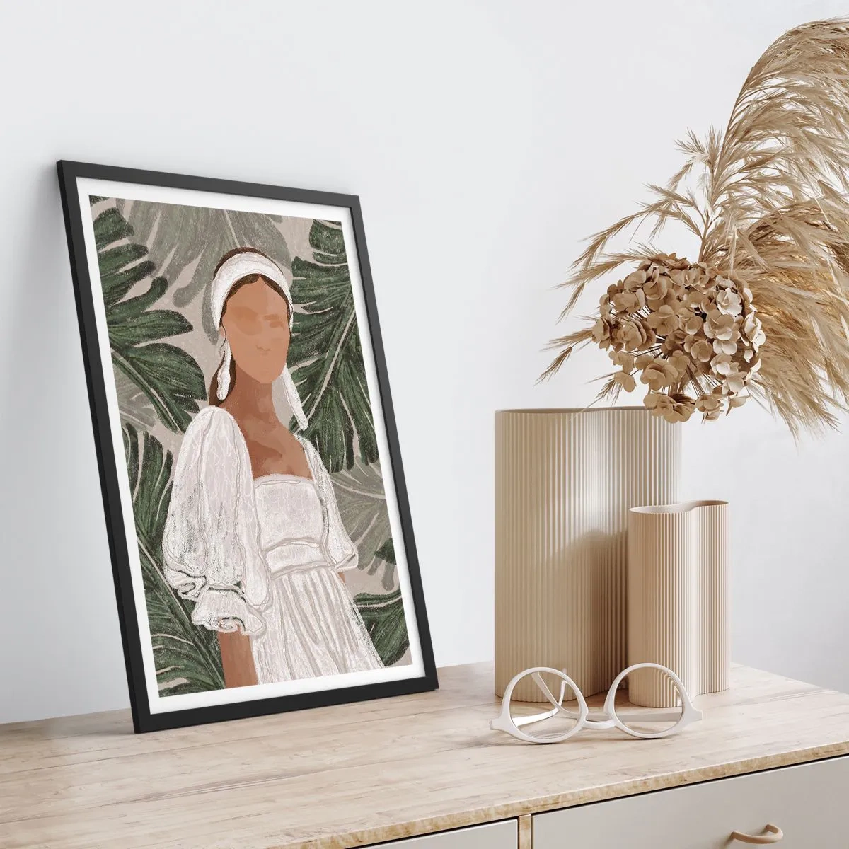 Affisch i svart ram - En kvinna i en vit klänning mot en bakgrund av gröna löv - 50x70cm - Exotiskt porträtt - Modern väggdekoration för vardagsrum och sovrum ARTTOR