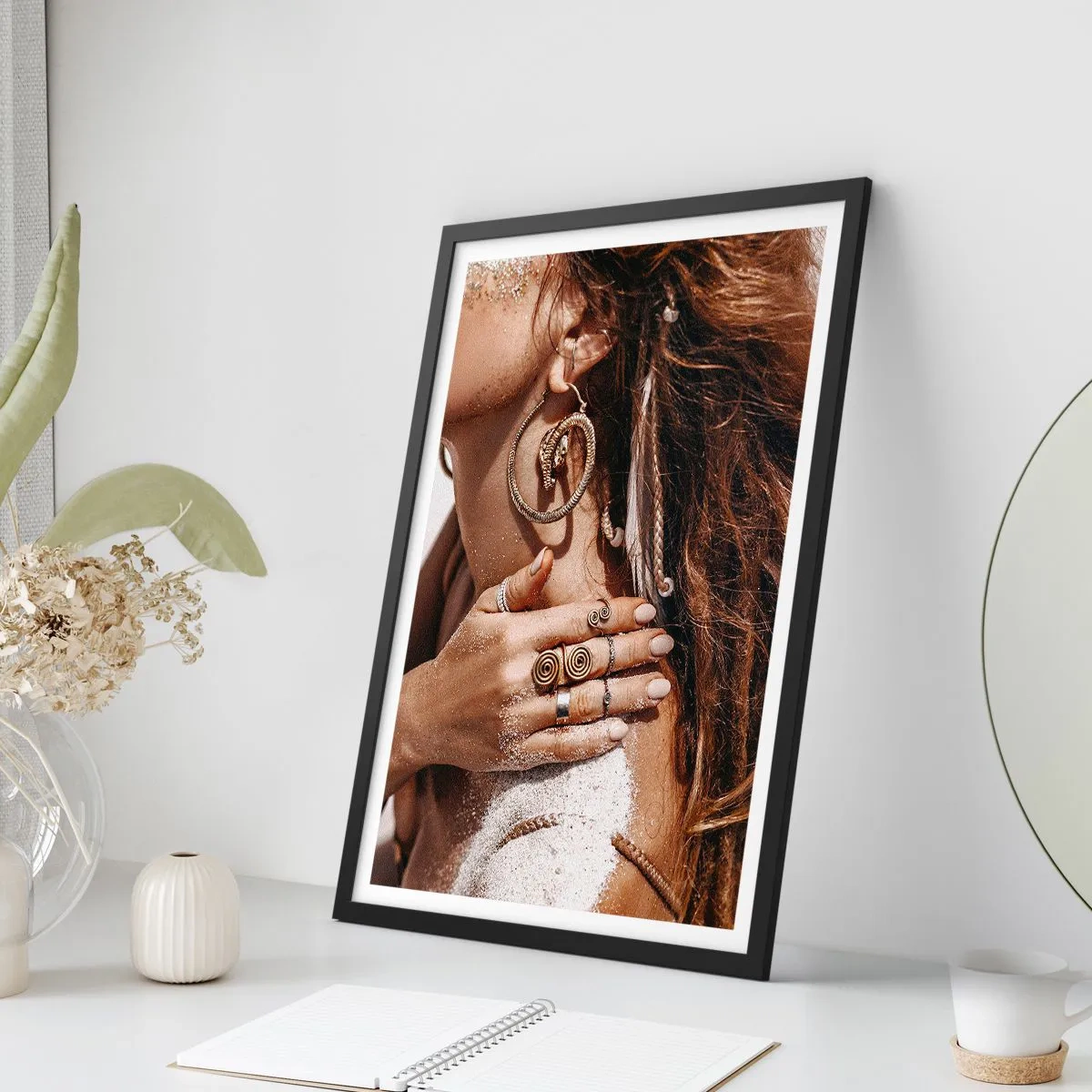 Affisch i svart ram - Vilda strandens drottning - 30x40 cm