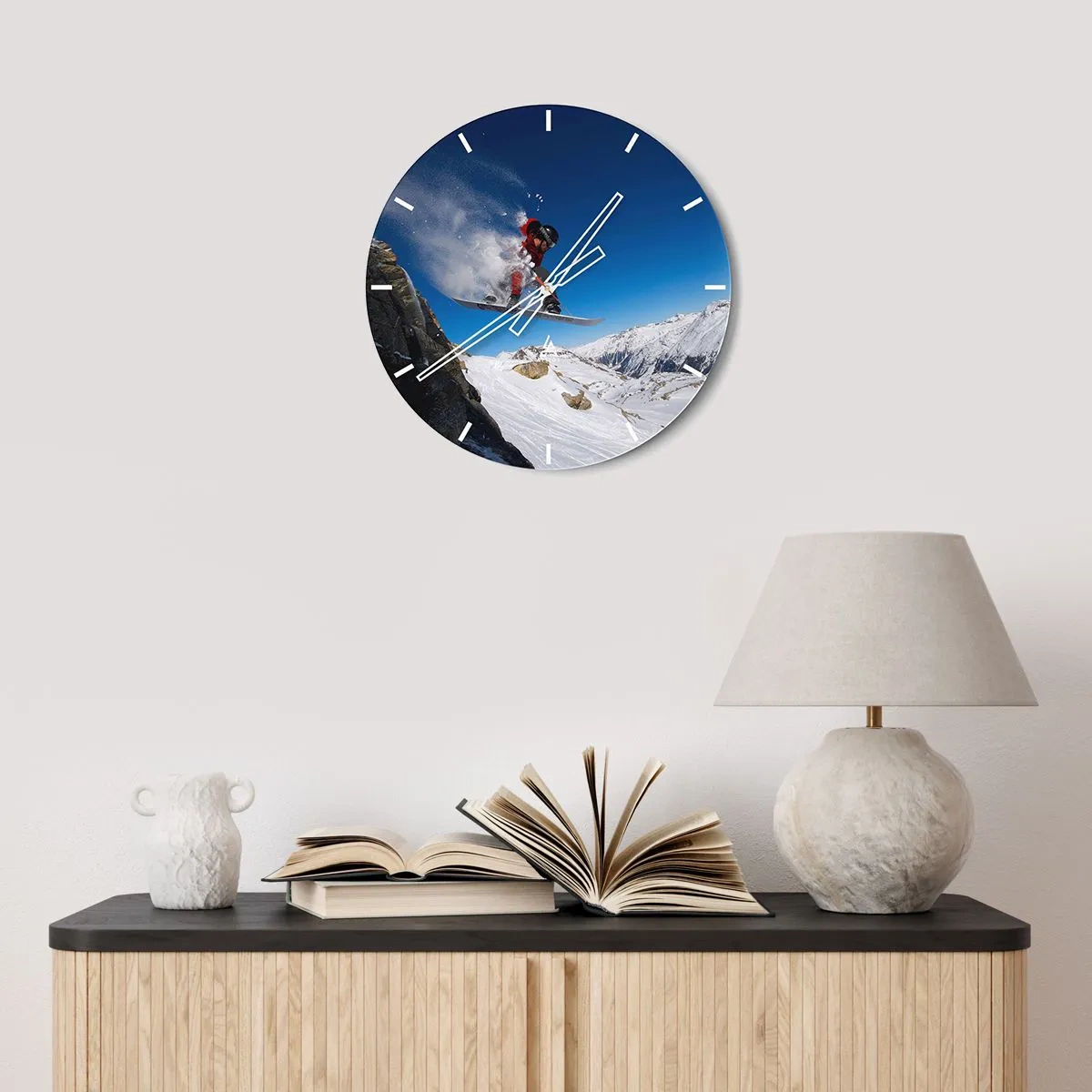 Väggklocka - Klocka på glas - En snowboardåkare utför ett hopp mot ett bergslandskap. - 30x30cm - Så blev du en del av vyn - Modern väggdekoration för vardagsrum, kök och sovrum ARTTOR