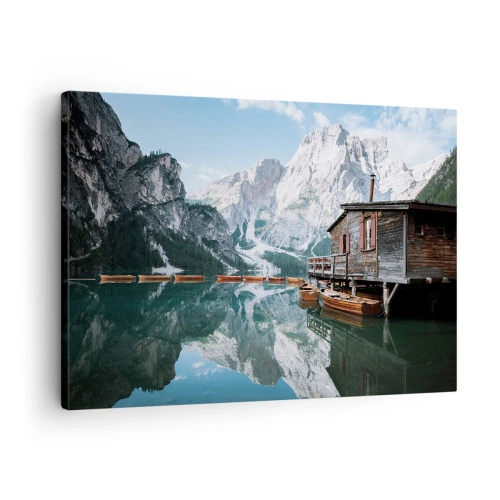 Canvastavla - Bild på duk - En trästuga vid en lugn fjällsjö - 70x50cm - Kristallklar fjällmorgon - Modern väggdekoration för vardagsrum och sovrum ARTTOR