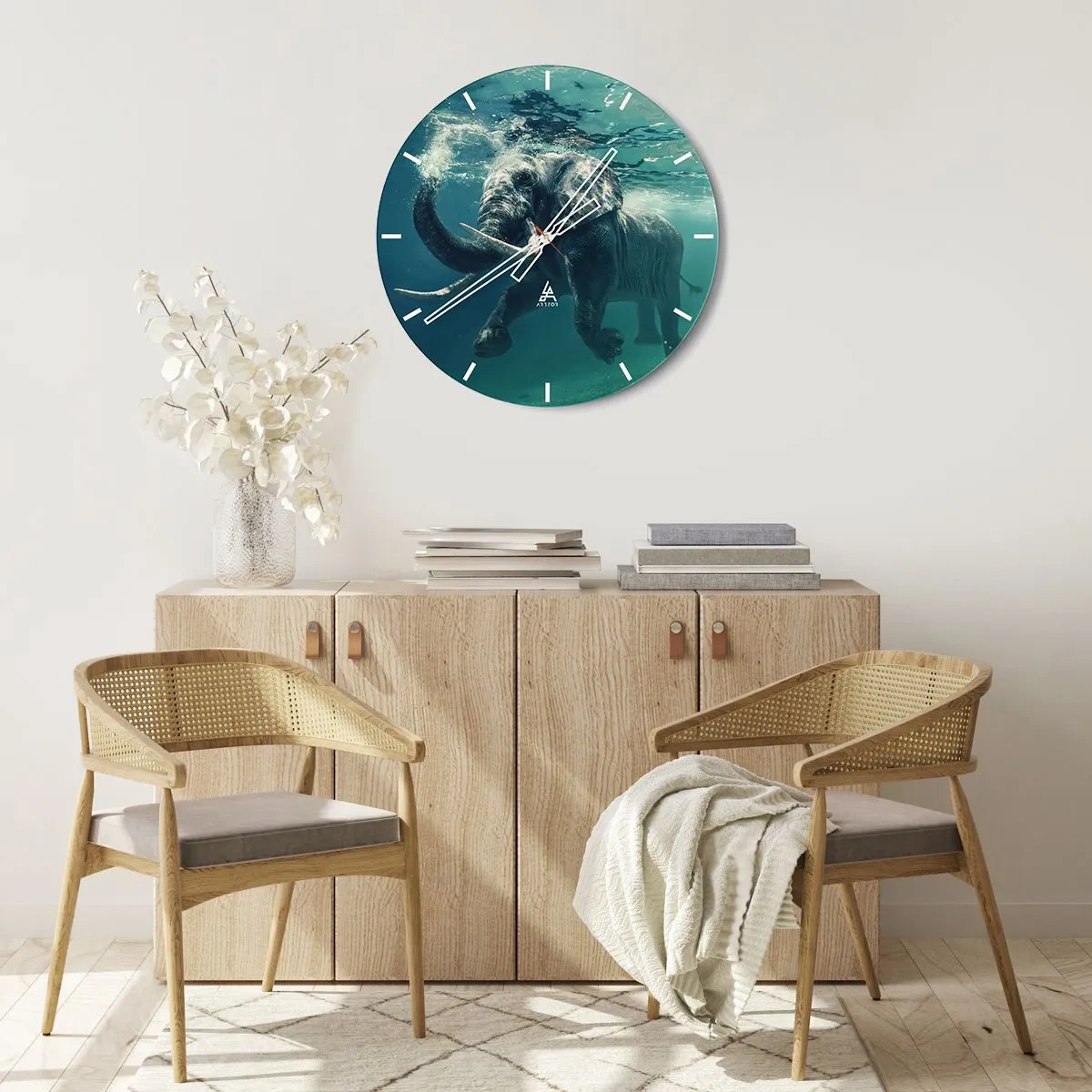 Väggklocka - Klocka på glas - En elefant som simmar under vattnet i sin naturliga omgivning - 30x30cm - Alla tycker om att simma - Modern väggdekoration för vardagsrum, kök och sovrum ARTTOR