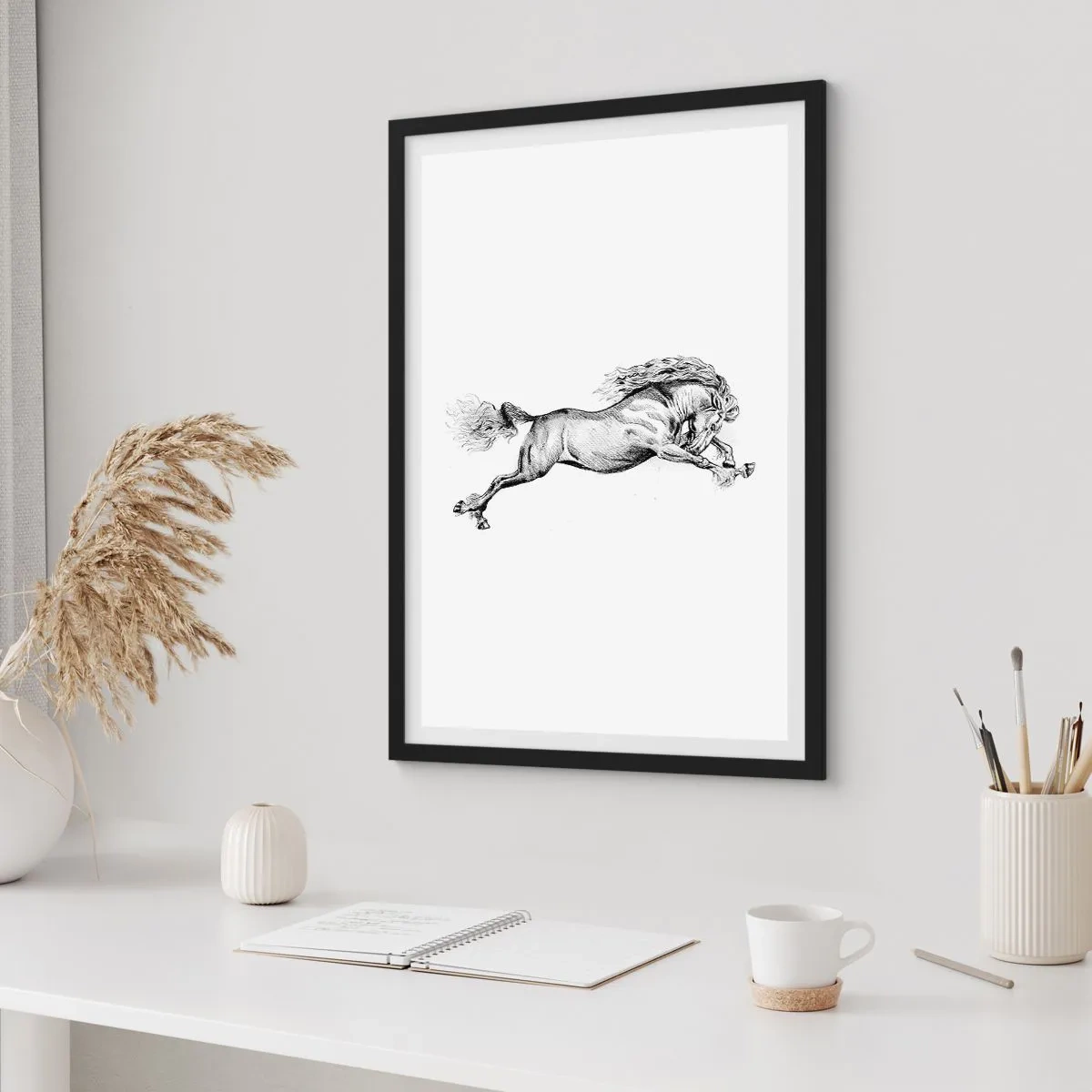 Affisch i svart ram - Illustration av en galopperande häst i svartvitt - 50x70cm - Fångad i galopplopp - Modern väggdekoration för vardagsrum och sovrum ARTTOR
