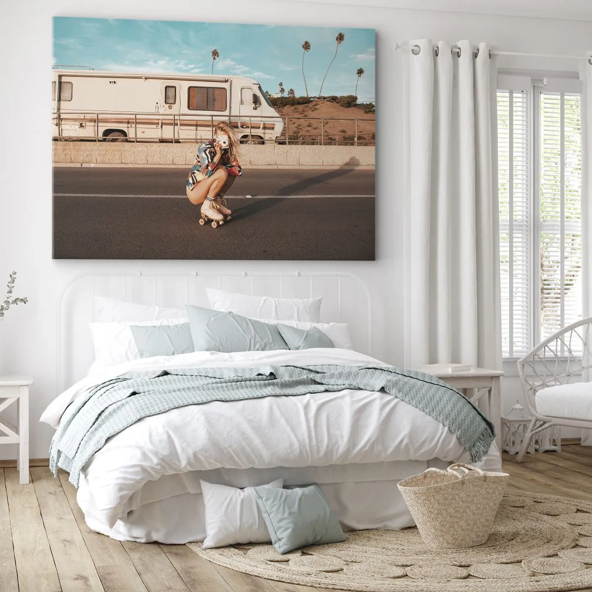 Canvastavla - Bild på duk - En flicka på rullskridskor tar ett foto på en solig dag. - 70x50cm - Ett leende, tack! - Modern väggdekoration för vardagsrum och sovrum ARTTOR