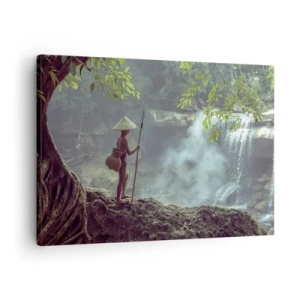 Canvastavla - Bild på duk - En figur med ett spjut vid ett vattenfall i en tropisk skog - 70x50cm - Vän med naturen - Modern väggdekoration för vardagsrum och sovrum ARTTOR