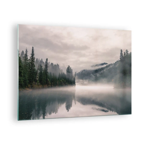 Glastavla - Bild på glas - Morgonutsikt över en sjö i skogen, höljd i dimma - 70x50cm - I förundran, i dimman - Modern väggdekoration för vardagsrum och sovrum ARTTOR