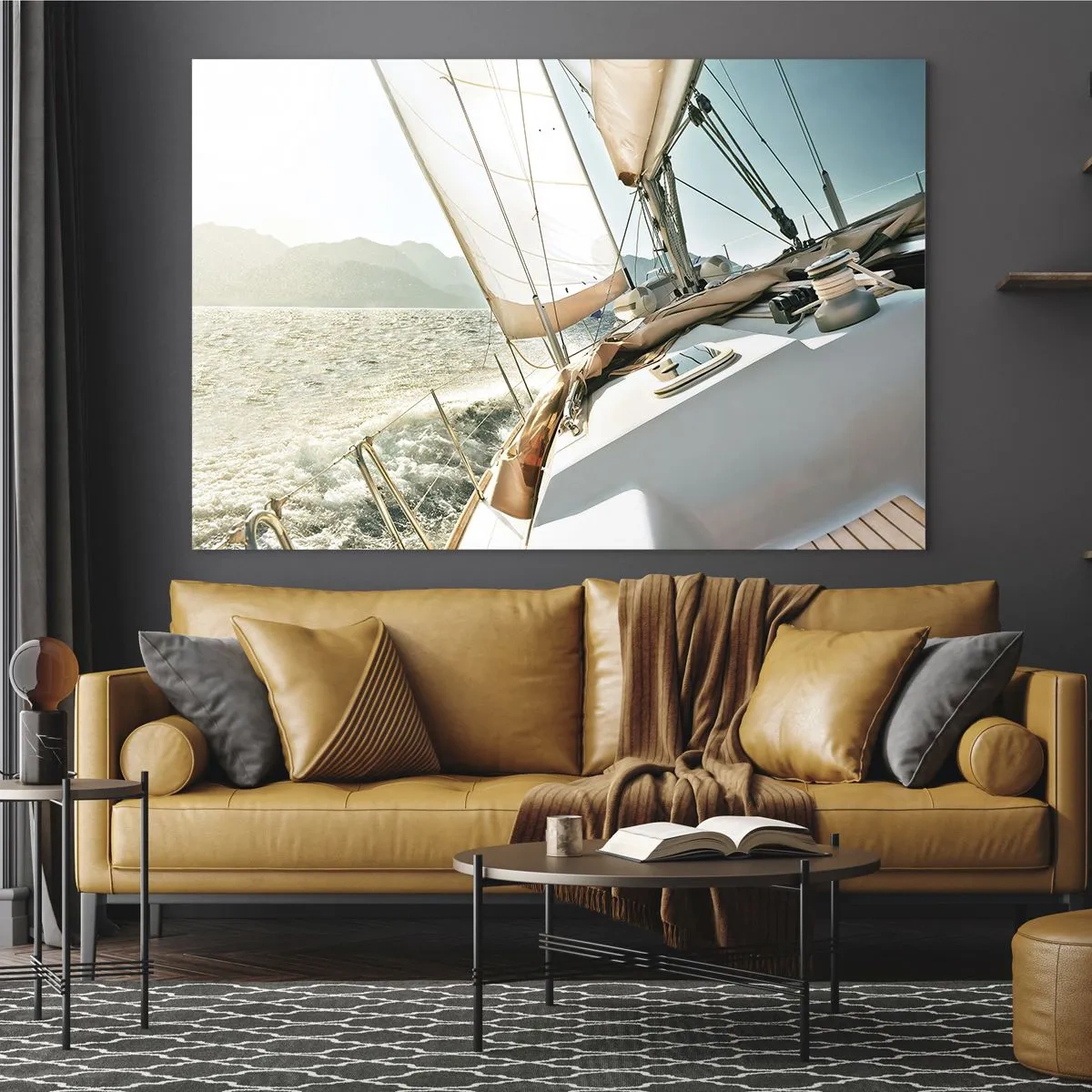 Glastavla - Bild på glas - En segelbåt mot bakgrund av berg och en blå himmel - 70x50cm - Under full segel - Modern väggdekoration för vardagsrum och sovrum ARTTOR