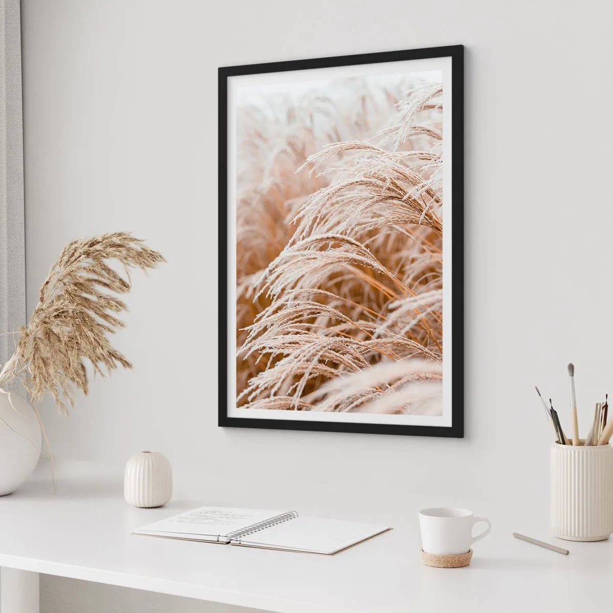 Affisch i svart ram - Närbild av frostat gräs i ett vinterlandskap - 50x70cm - Buga för höstsolen - Modern väggdekoration för vardagsrum och sovrum ARTTOR