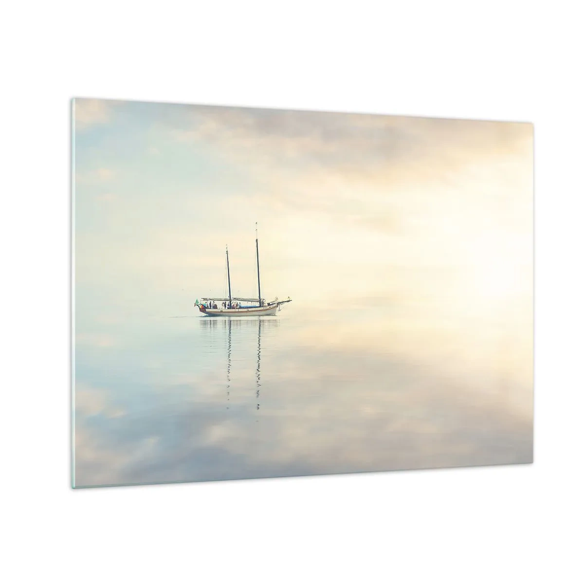 Glastavla - Bild på glas - En segelbåt som driver på ett lugnt hav i gryningen - 70x50cm - I ett hav av tystnad - Modern väggdekoration för vardagsrum och sovrum ARTTOR