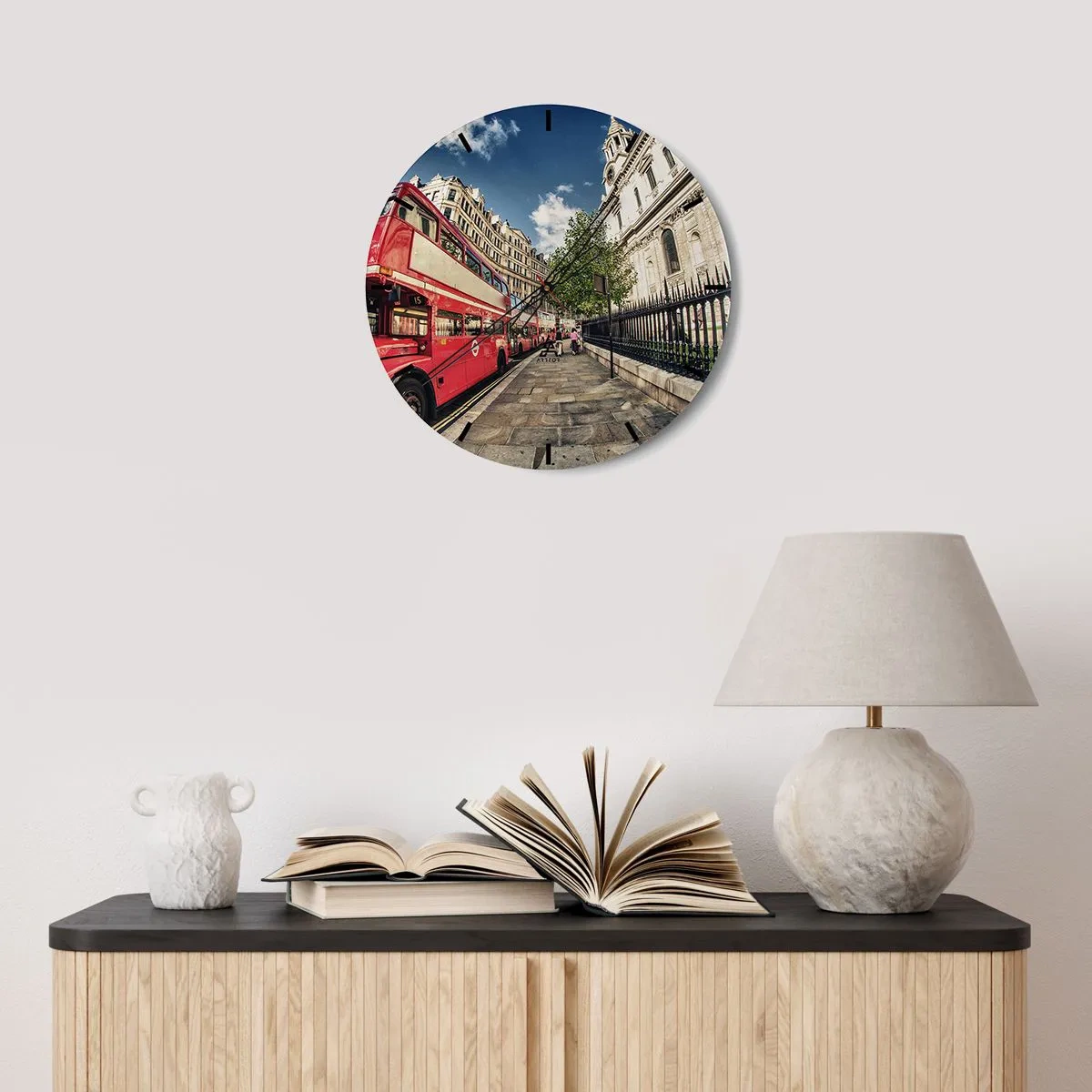 Väggklocka - Klocka på glas - En röd dubbeldäckarebuss på en stadsgata på en solig dag - 30x30cm - Londongata i grå och röd - Modern väggdekoration för vardagsrum, kök och sovrum ARTTOR