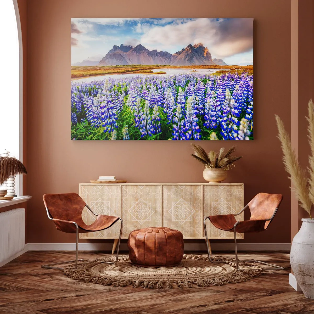 Canvastavla - Bild på duk - Blommor i ett bergslandskap med en pittoresk himmel - 70x50cm - Styrka och stränghet bredvid mildhet - Modern väggdekoration för vardagsrum och sovrum ARTTOR