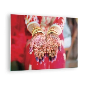 Glastavla - Bild på glas - Henna-händer i traditionell klädsel mot röd bakgrund - 70x50cm - Redo att fånga lyckan - Modern väggdekoration för vardagsrum och sovrum ARTTOR