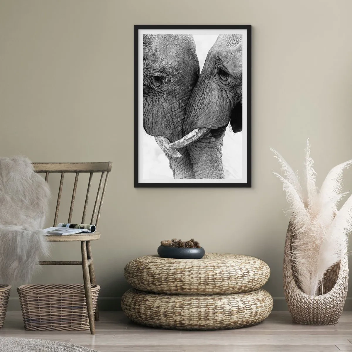 Affisch i svart ram - Närbild av två elefanter i svartvitt - 50x70cm - Hjärtlig bekännelse - Modern väggdekoration för vardagsrum och sovrum ARTTOR