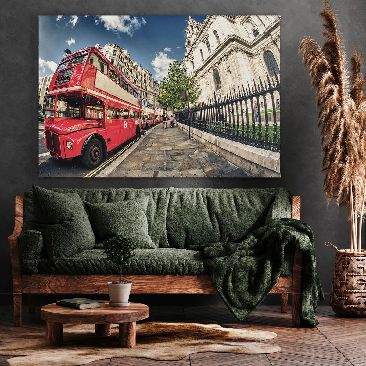 Canvastavla - Bild på duk - Röd dubbeldäckarbuss i London nära gatan och katedralen - 70x50cm - Londongata i grå och röd - Modern väggdekoration för vardagsrum och sovrum ARTTOR