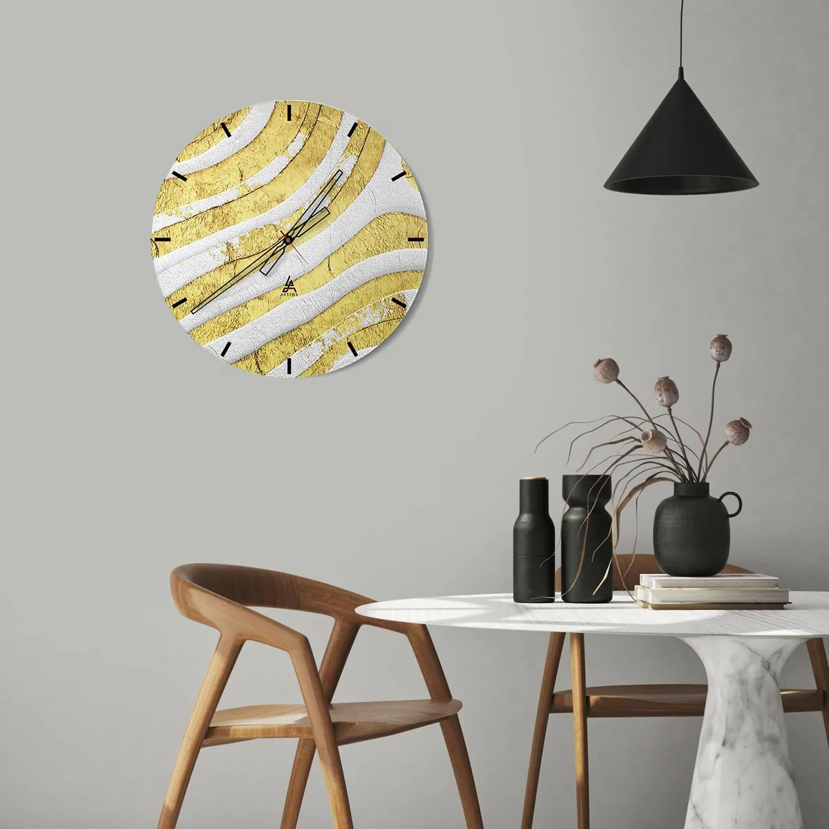 Väggklocka - Klocka på glas - Guld- och vita vågor i en abstrakt textur - 30x30cm - Komposition i vitt och guld - Modern väggdekoration för vardagsrum, kök och sovrum ARTTOR
