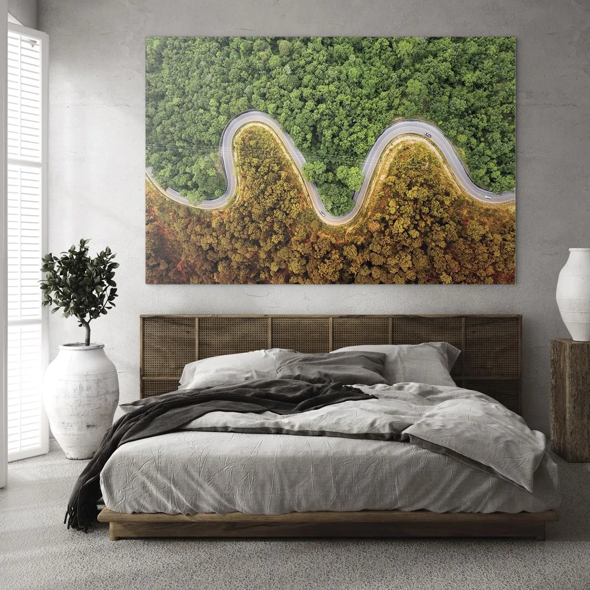 Glastavla - Bild på glas - En slingrande väg genom en tät skog sedd från ett fågelperspektiv - 70x50cm - Gränser och genombrott - Modern väggdekoration för vardagsrum och sovrum ARTTOR