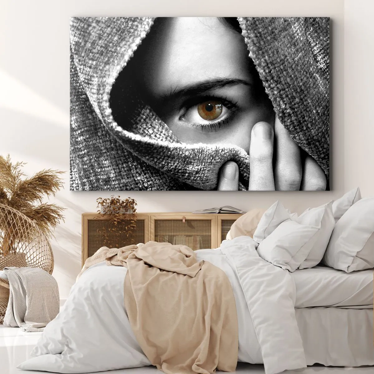 Canvastavla - Bild på duk - Porträtt av en kvinna med ett bärnstensfärgat öga täckt med ett tyg i grå nyanser. - 70x50cm - Lär känna hemligheten - Modern väggdekoration för vardagsrum och sovrum ARTTOR