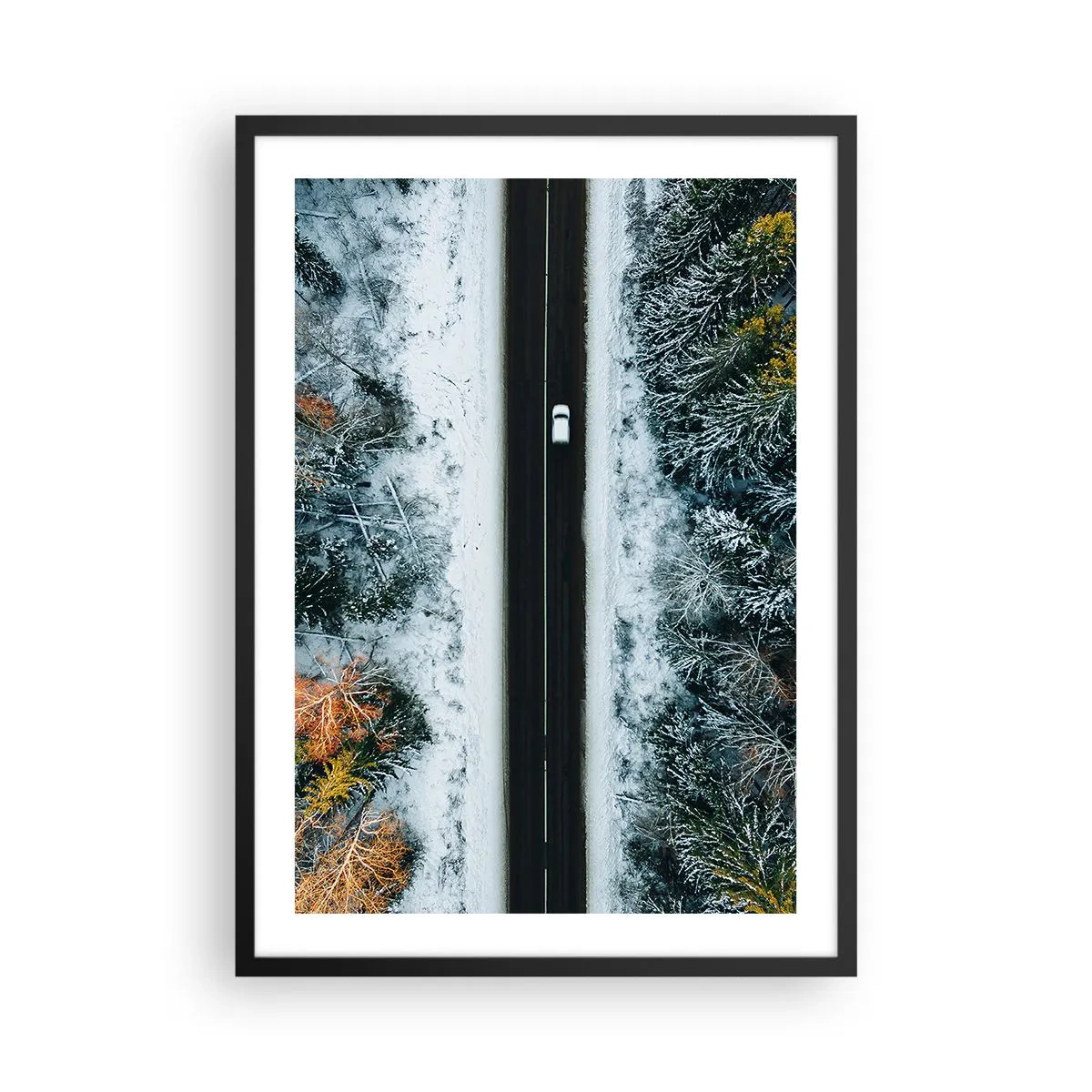 Affisch i svart ram - En fågelperspektiv av en vinterskog med en väg och en enda bil - 50x70cm - Genom vinterskogen - Modern väggdekoration för vardagsrum och sovrum ARTTOR