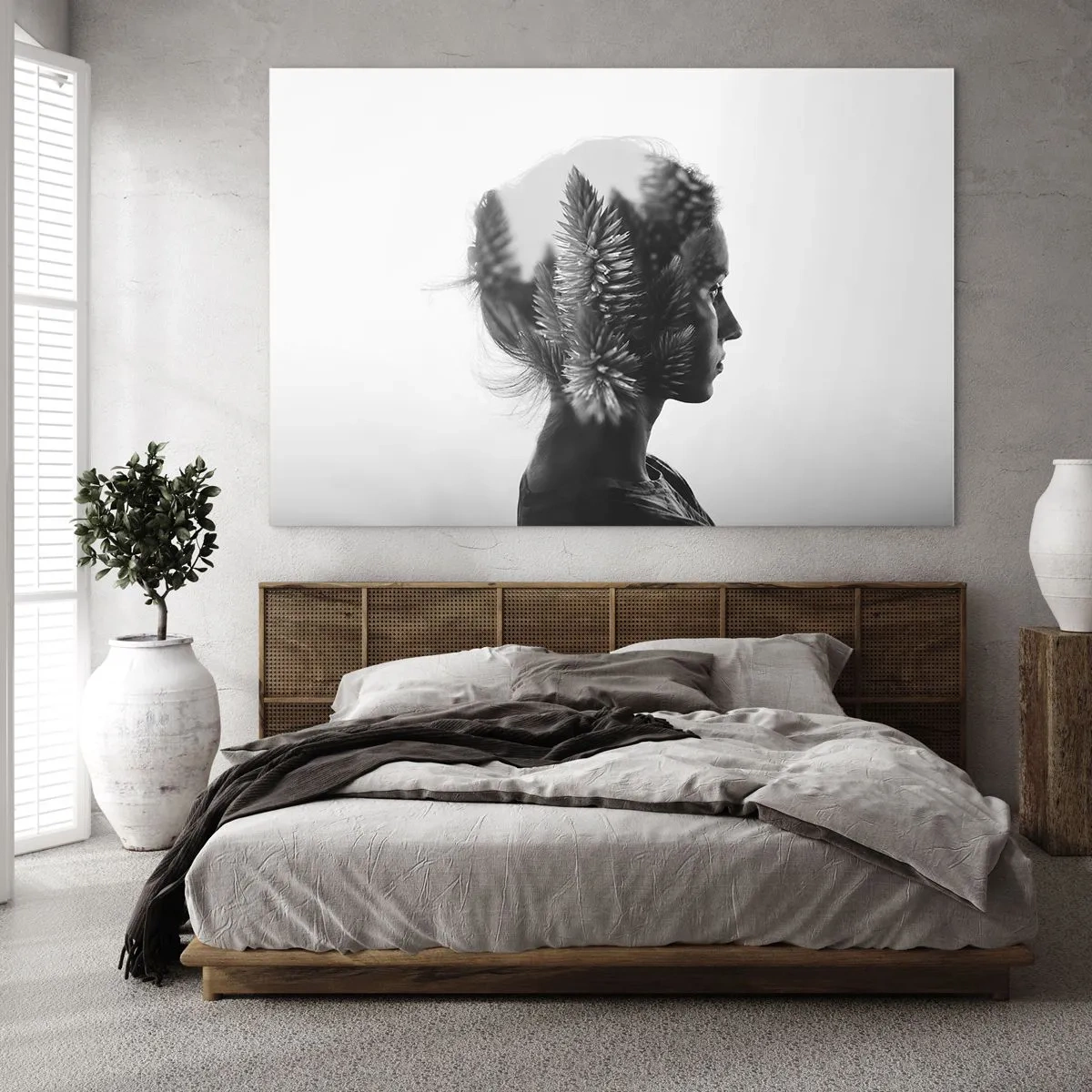 Glastavla - Bild på glas - En kvinna i svartvitt med ett barrskogsmotiv ovanpå - 70x50cm - Furuskogens härskarinna - Modern väggdekoration för vardagsrum och sovrum ARTTOR