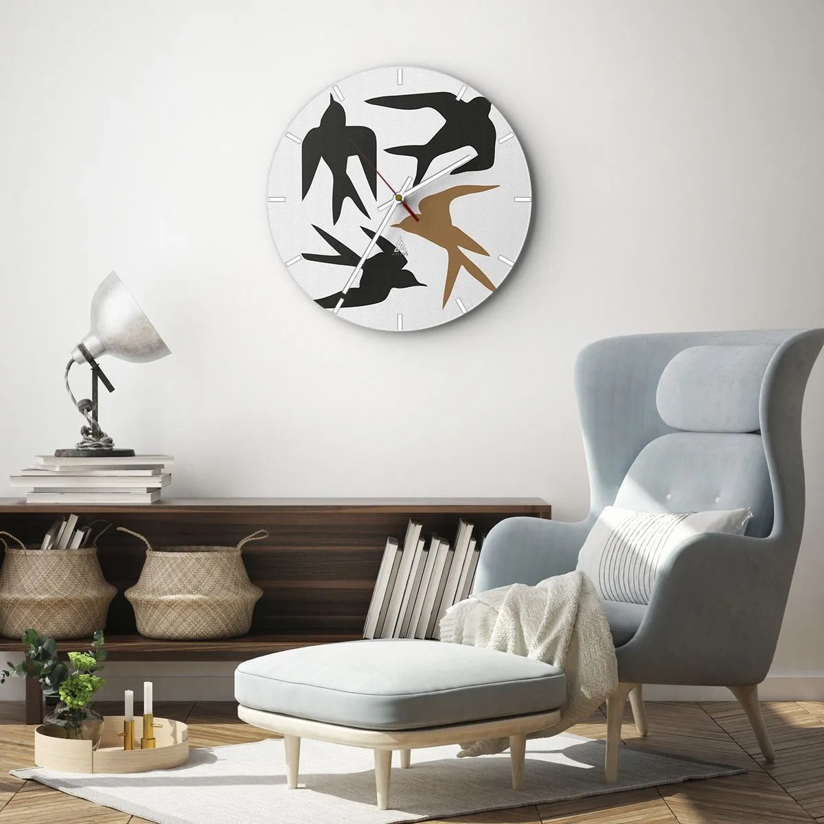 Väggklocka - Klocka på glas - Svarta och guld silhuetter av svalor på vit bakgrund - 30x30cm - Svalornas lek - Modern väggdekoration för vardagsrum, kök och sovrum ARTTOR