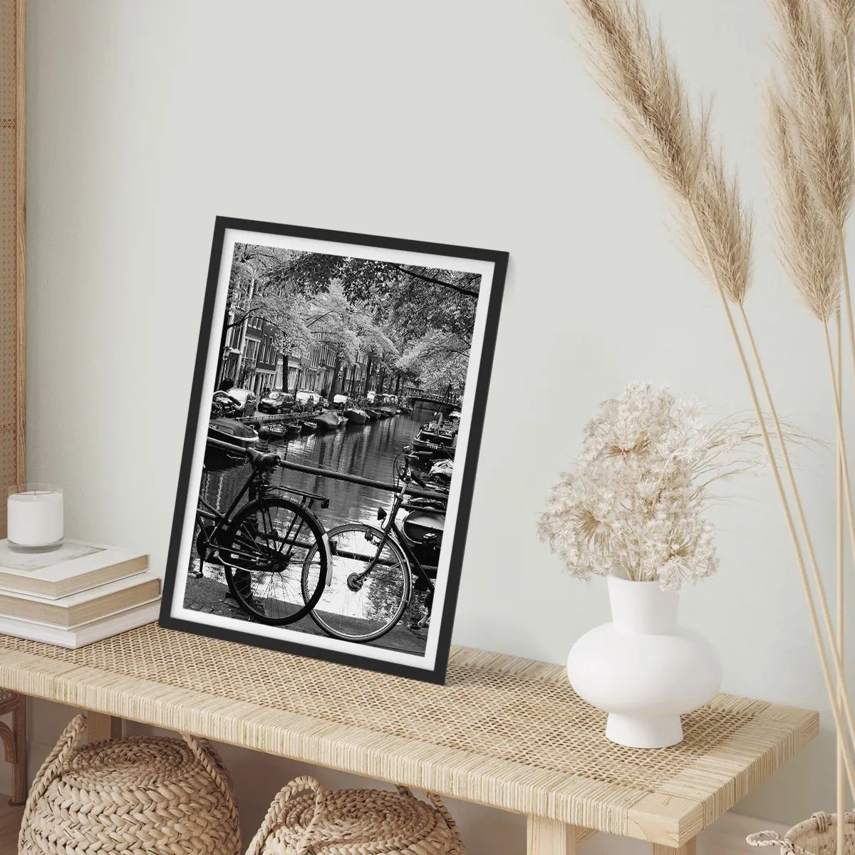 Affisch i svart ram - Svartvit vy över en kanal med cyklar i Amsterdam - 50x70cm - Mycket holländsk vy - Modern väggdekoration för vardagsrum och sovrum ARTTOR
