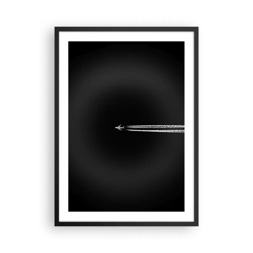 Affisch i svart ram - Ett flygplan som flyger mot en svart bakgrund och lämnar kondensstrimmor efter sig. - 50x70cm - I en annan dimension - Modern väggdekoration för vardagsrum och sovrum ARTTOR