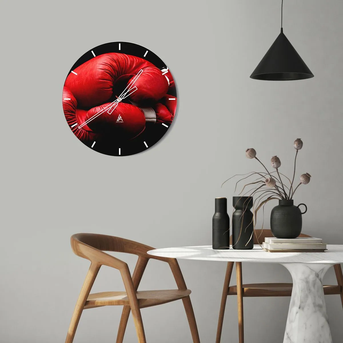 Väggklocka - Klocka på glas - Röda boxningshandskar på en mörk bakgrund - 30x30cm - Kampens emotioner bakom oss - Modern väggdekoration för vardagsrum, kök och sovrum ARTTOR