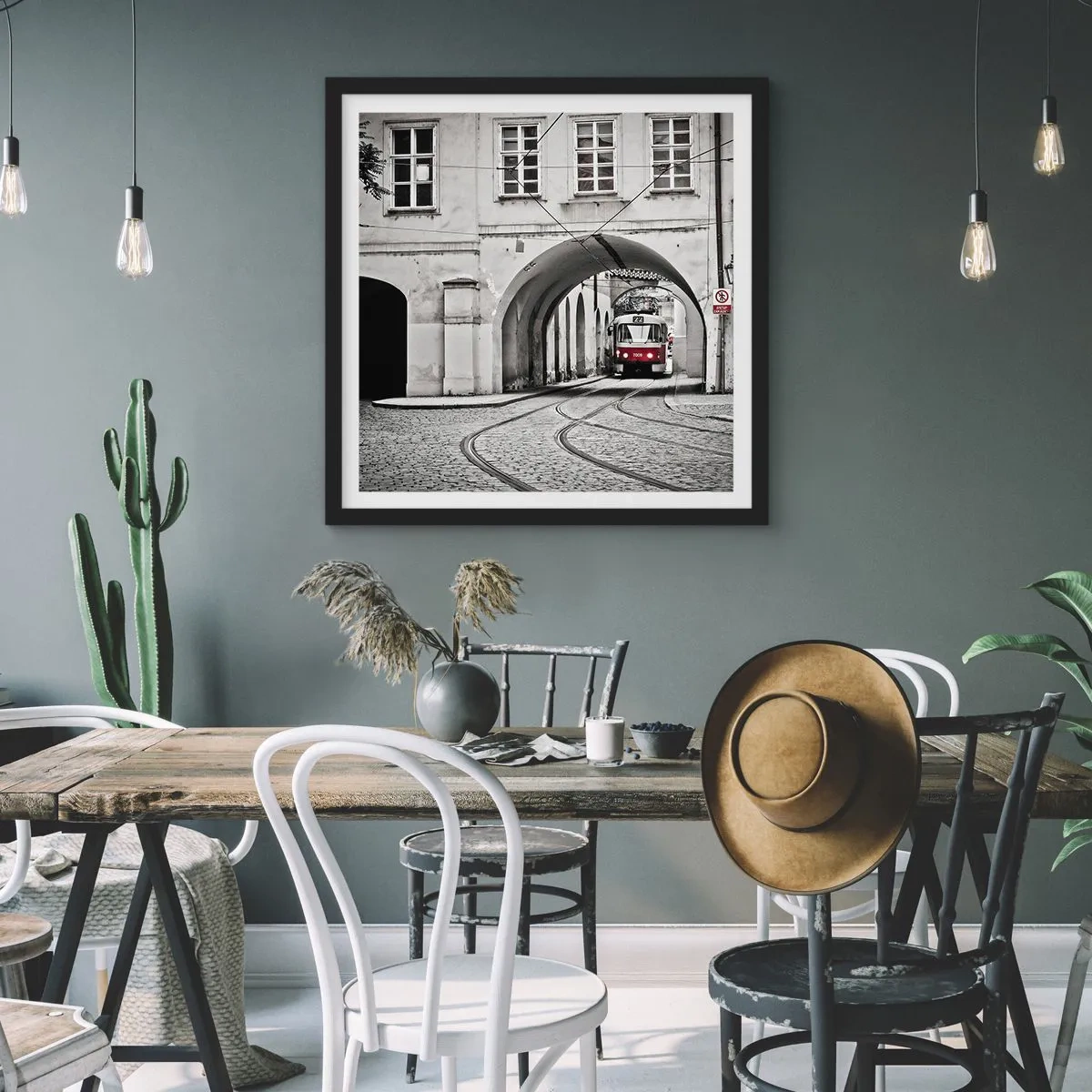 Affisch i svart ram - Genom stadens labyrint - 50x50 cm
