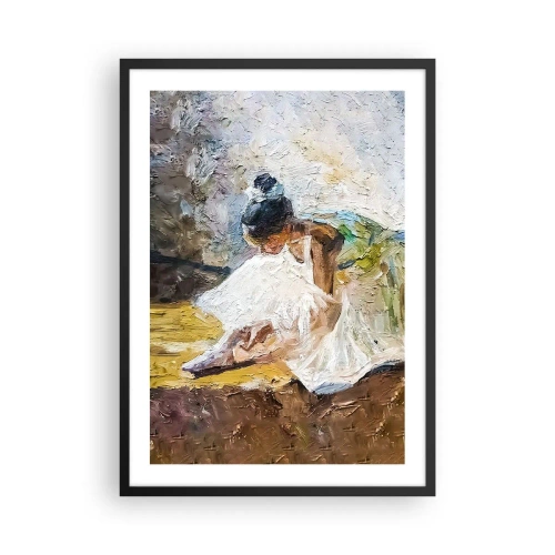 Affisch i svart ram - En ballerina i vit klänning lutar sig mot en målerisk bakgrund. - 50x70cm - Från Degas tavla - Modern väggdekoration för vardagsrum och sovrum ARTTOR