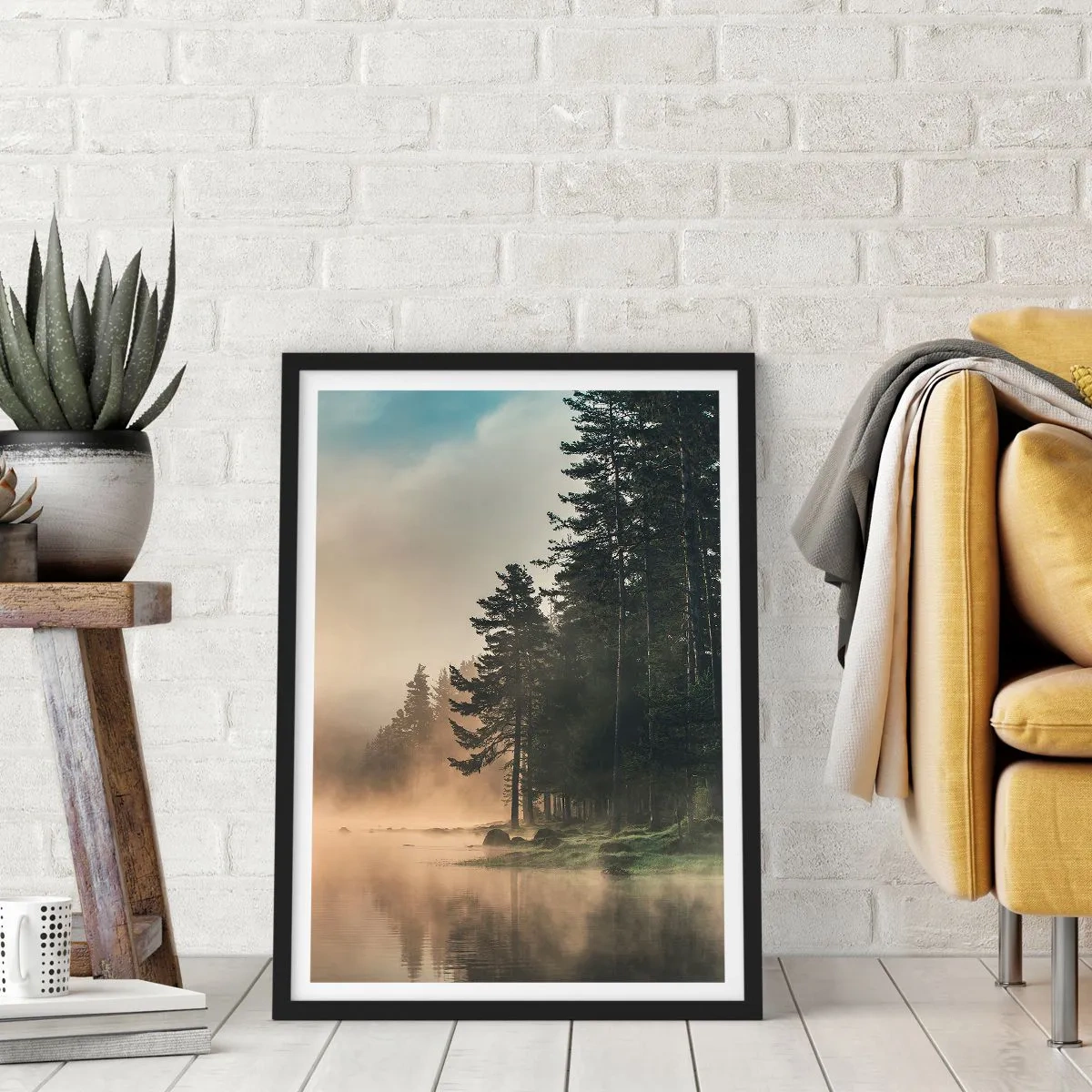Affisch i svart ram - Dimmigt skogslandskap över en lugn sjö - 50x70cm - Dagen föds - Modern väggdekoration för vardagsrum och sovrum ARTTOR