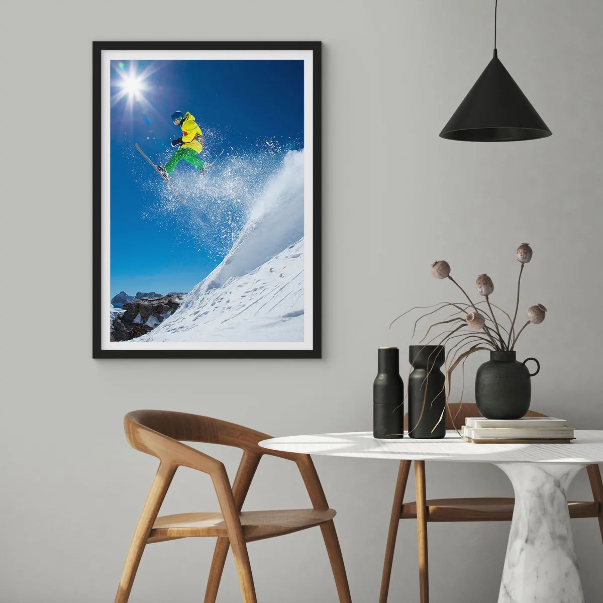 Affisch i svart ram - Skidåkare i aktion på en snöig backe - 50x70cm - Dansar med fjällen - Modern väggdekoration för vardagsrum och sovrum ARTTOR