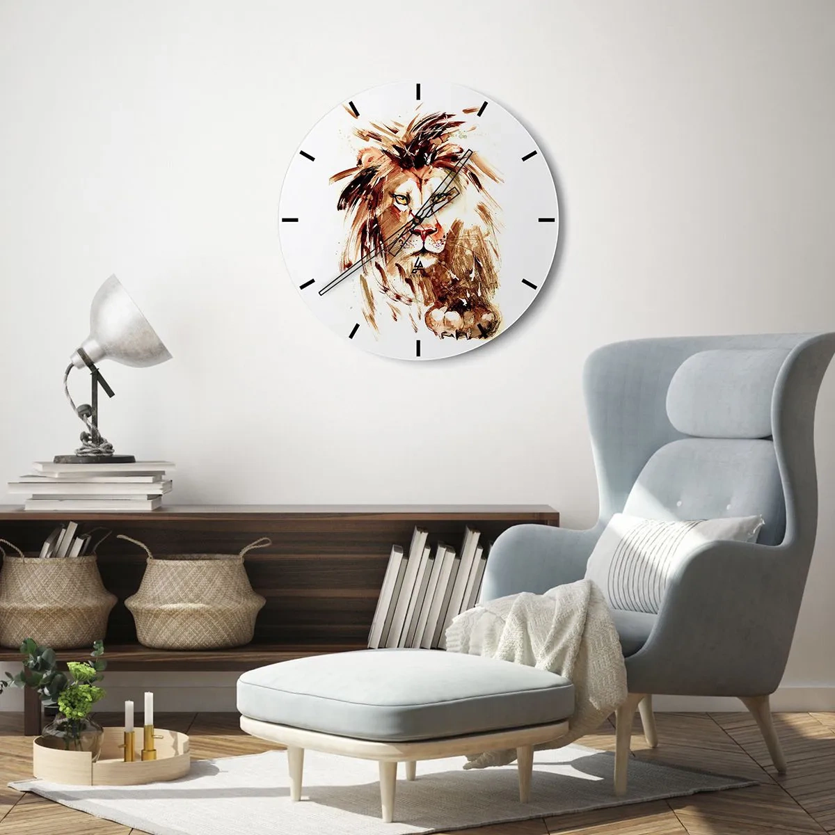 Väggklocka - Klocka på glas - Porträtt av ett lejon i nyanser av brunt i en dynamisk konstnärlig form - 30x30cm - Styrka och värdighet - Modern väggdekoration för vardagsrum, kök och sovrum ARTTOR