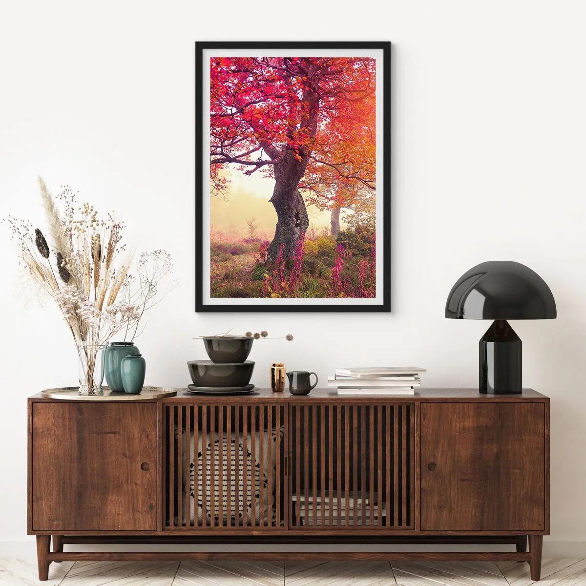 Affisch i svart ram - Ett träd med röda löv i ett höstlandskap - 50x70cm - Våldsam blommande - Modern väggdekoration för vardagsrum och sovrum ARTTOR