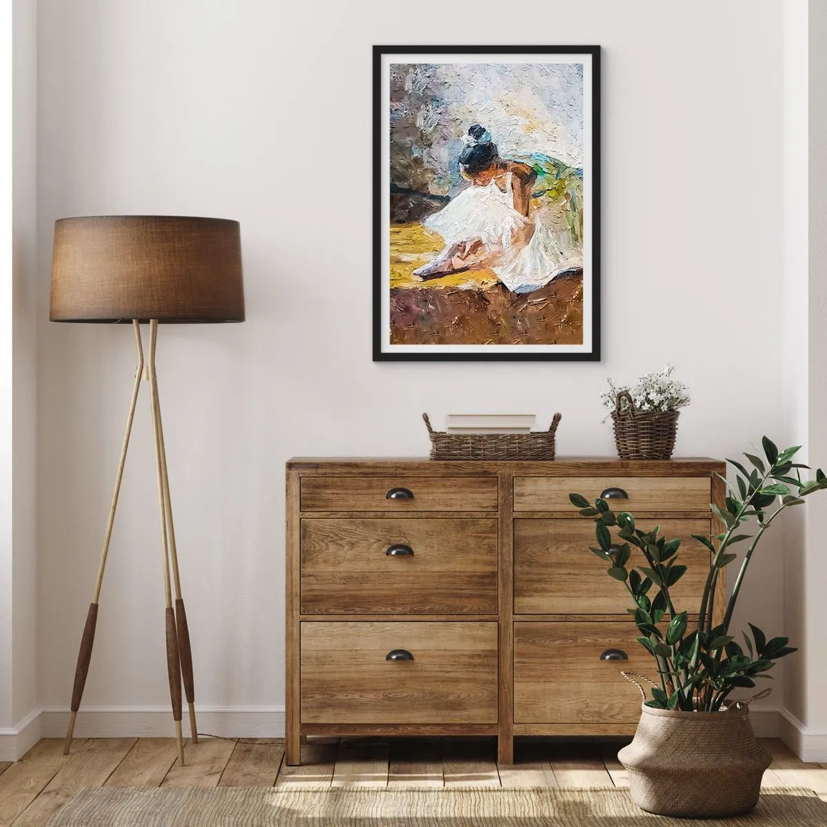 Affisch i svart ram - En ballerina i vit klänning lutar sig mot en målerisk bakgrund. - 50x70cm - Från Degas tavla - Modern väggdekoration för vardagsrum och sovrum ARTTOR