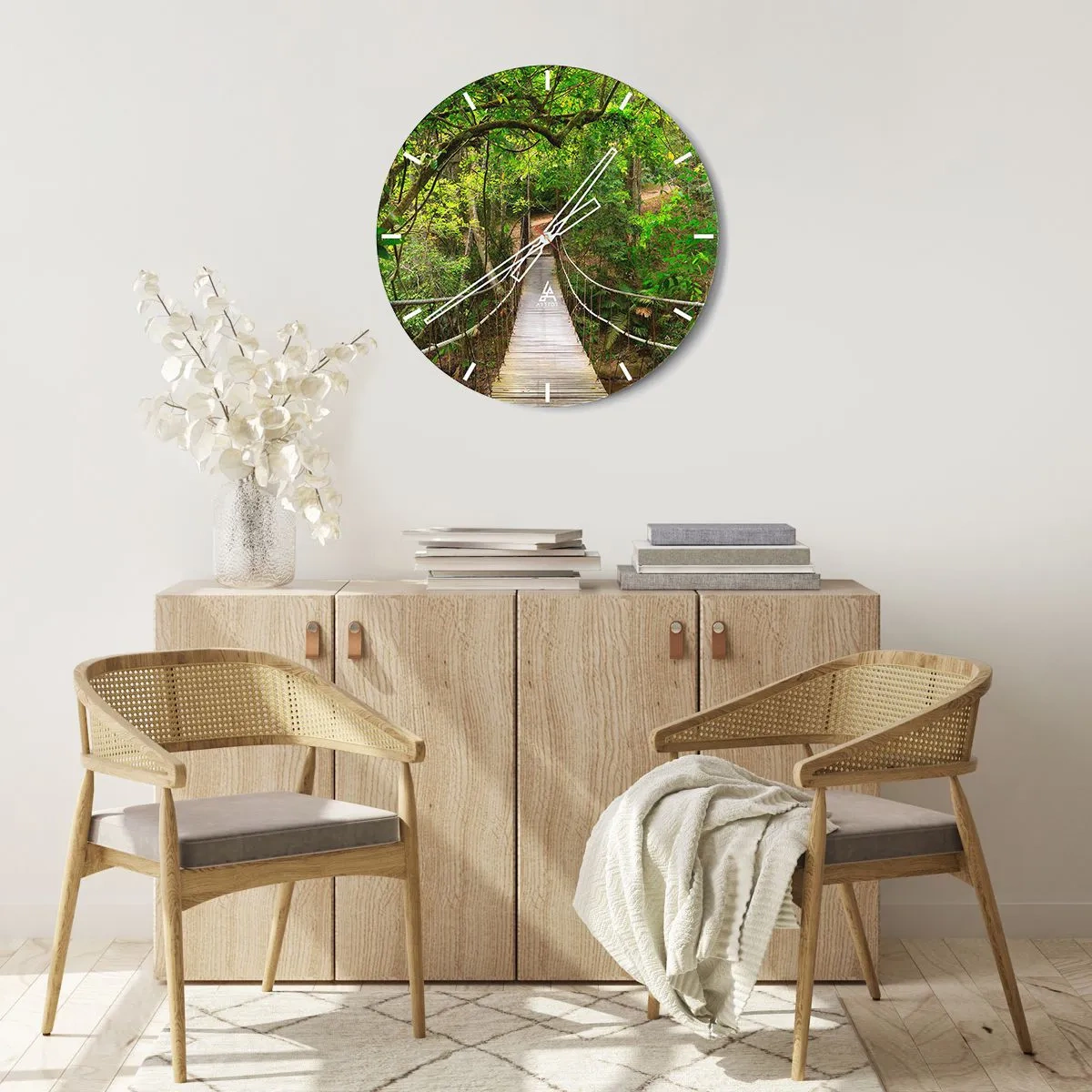 Väggklocka - Klocka på glas - En träbro upphängd i en grön skog - 30x30cm - Ty trädgården är full av klätterväxter - Modern väggdekoration för vardagsrum, kök och sovrum ARTTOR