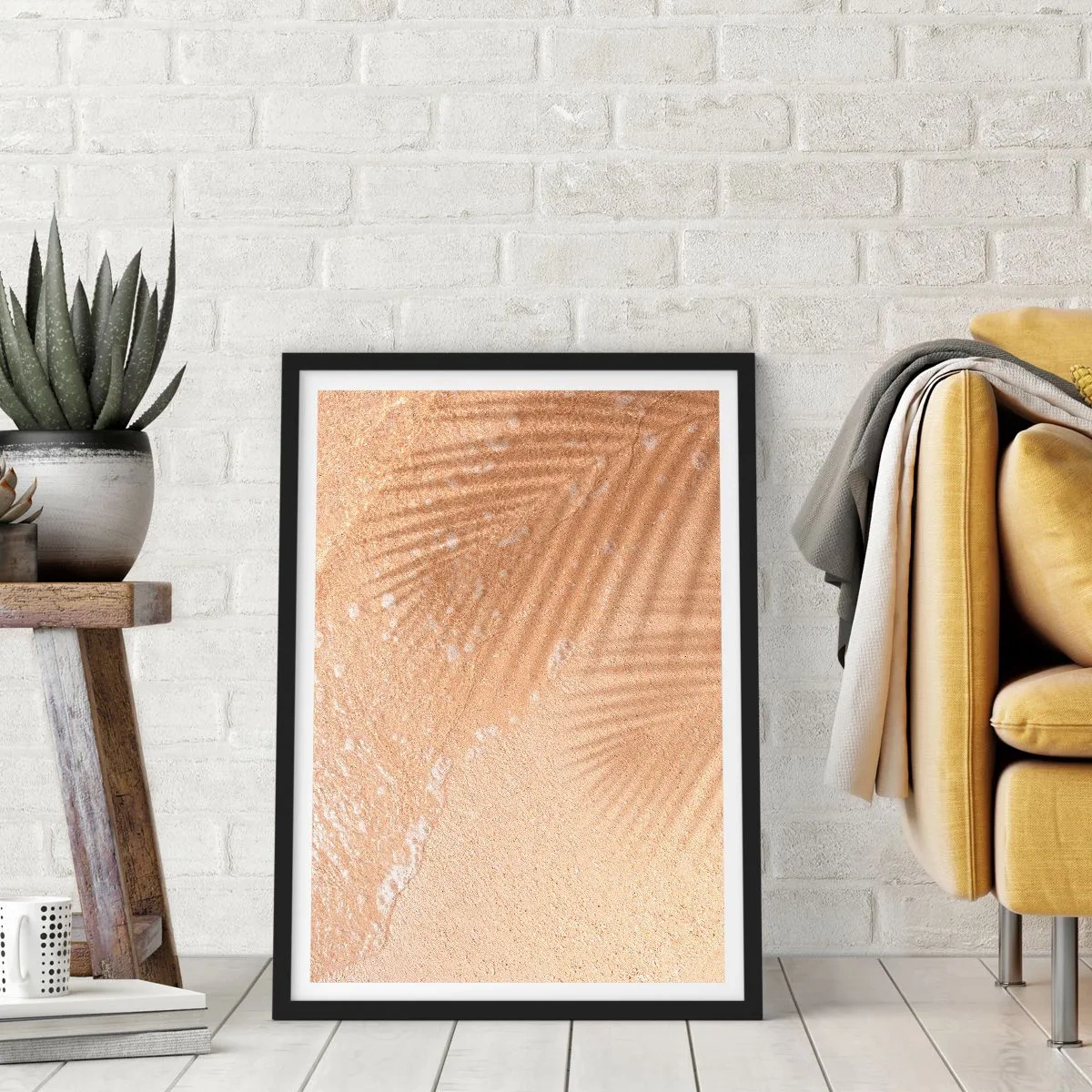 Affisch i svart ram - Palmbladens skugga på den gyllene sanden på stranden - 50x70cm - Heta sommarens skugga - Modern väggdekoration för vardagsrum och sovrum ARTTOR