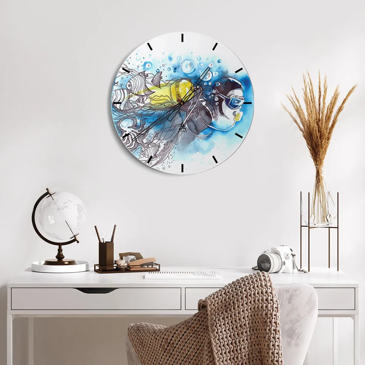 Väggklocka - Klocka på glas - En dykare med färgglada fiskar i undervattensvärlden - 30x30cm - Det stora blåa - Modern väggdekoration för vardagsrum, kök och sovrum ARTTOR