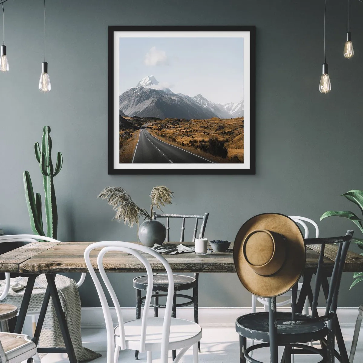 Affisch i svart ram - Väg till fjällens hjärta - 50x50 cm