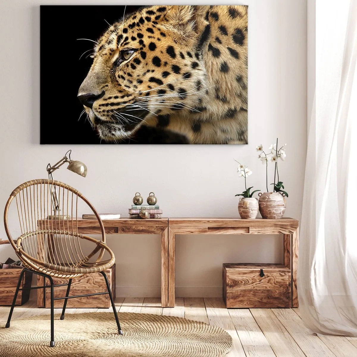 Canvastavla - Bild på duk - Närbild av en leopards huvud mot en svart bakgrund - 70x50cm - Lugn, fokuserad, redo - Modern väggdekoration för vardagsrum och sovrum ARTTOR