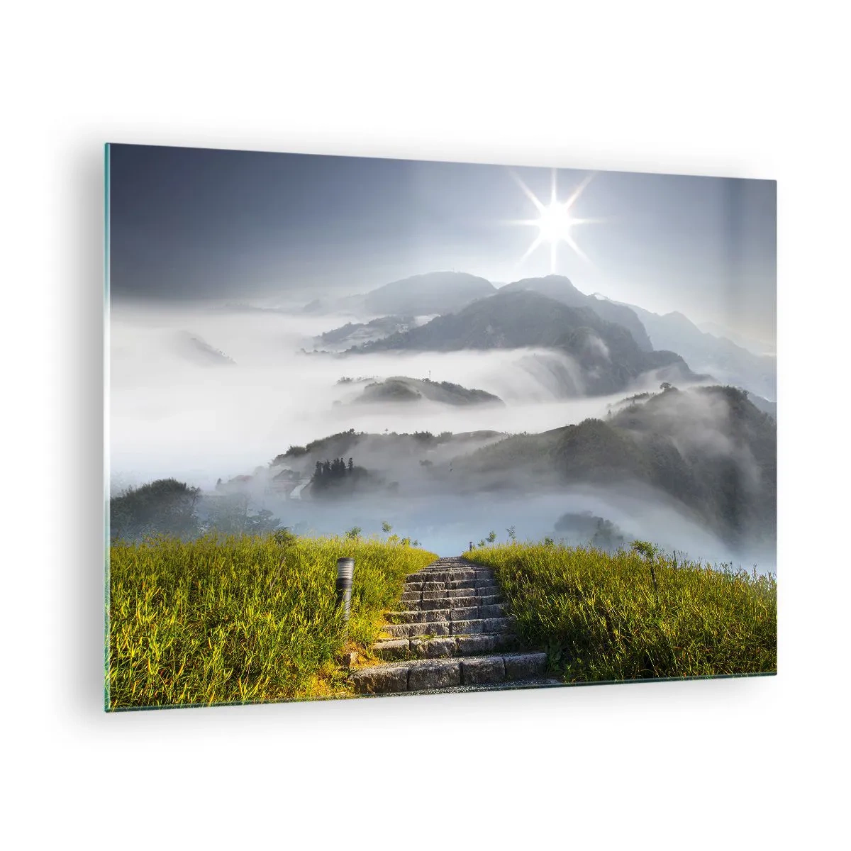 Glastavla - Bild på glas - Berglandskap med dimma och trappor som leder till toppen - 70x50cm - Upp mot molnen - Modern väggdekoration för vardagsrum och sovrum ARTTOR