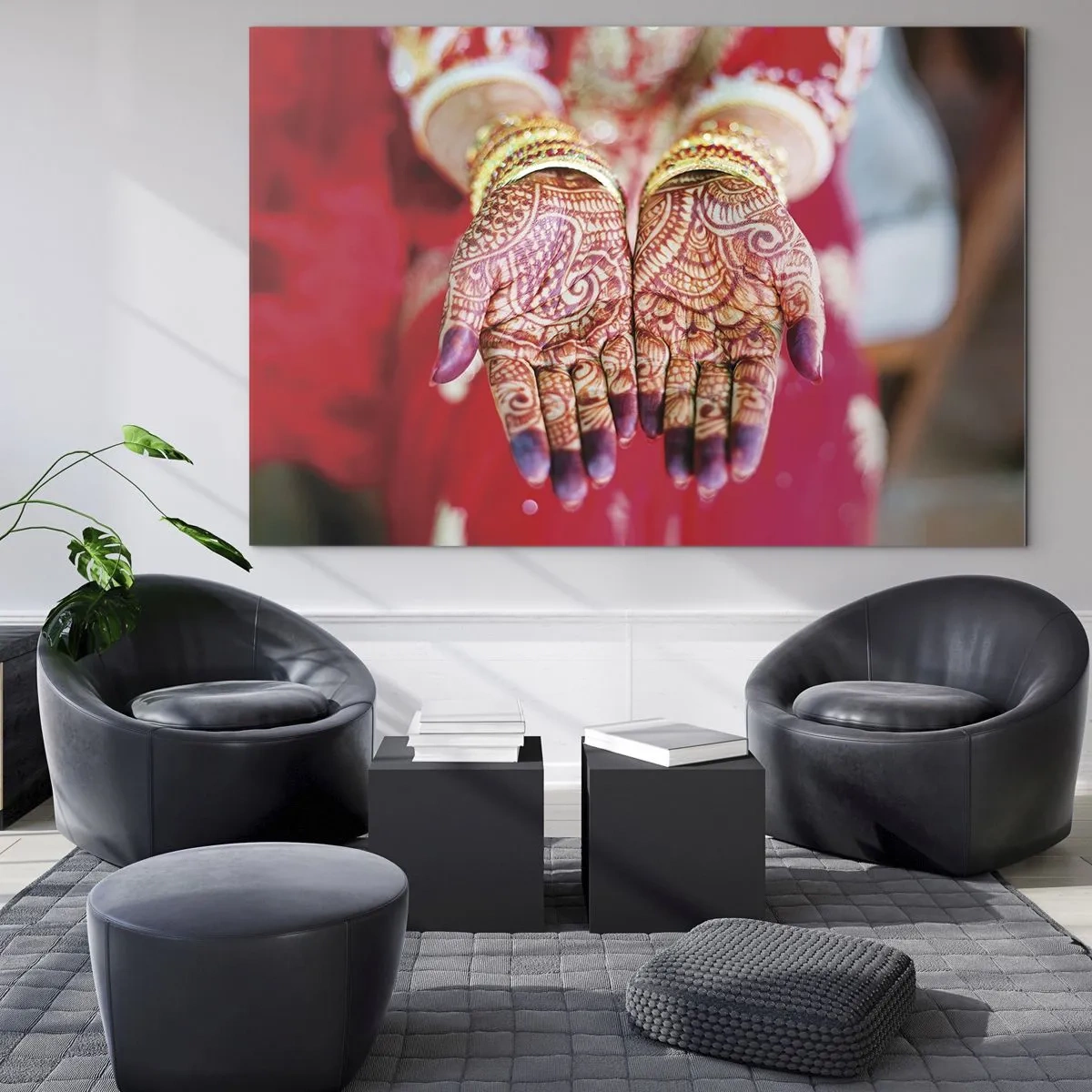 Glastavla - Bild på glas - Henna-händer i traditionell klädsel mot röd bakgrund - 70x50cm - Redo att fånga lyckan - Modern väggdekoration för vardagsrum och sovrum ARTTOR