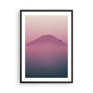 Affisch i svart ram - Ett minimalistiskt bergslandskap i nyanser av rosa och lila - 50x70cm - Vandrare över molnen - Modern väggdekoration för vardagsrum och sovrum ARTTOR